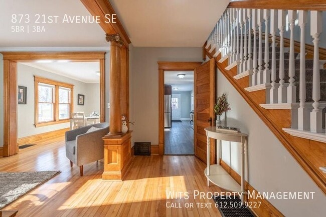 Photo - 873 21st Ave SE