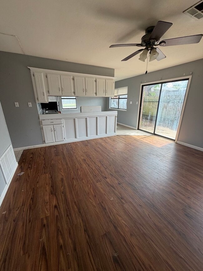 Photo - 2511 Oakhurst Dr Unit B