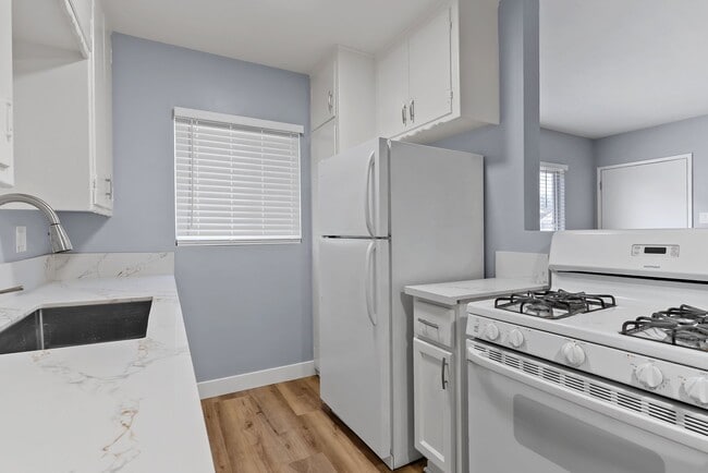 Photo - 621 Cerritos Avenue