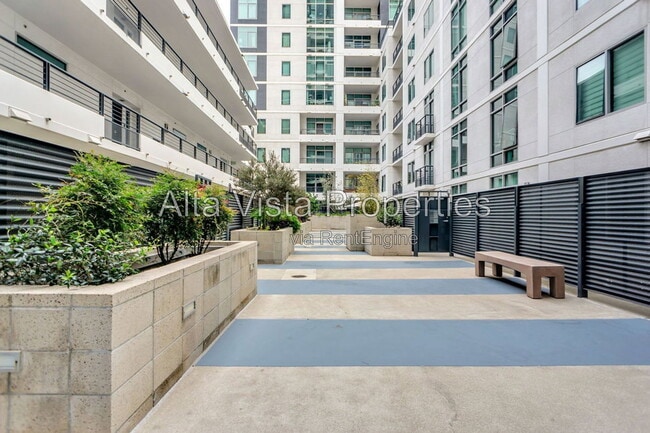 Photo - 425 W Beech St Unit 210