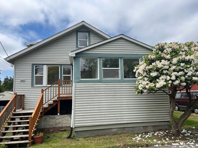 Building Photo - 3 Bedroom Greenwood Home!