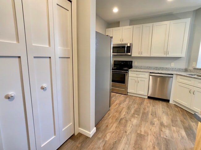 Building Photo - 207 E 4th St