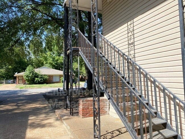 1982 Goldbrier Ln