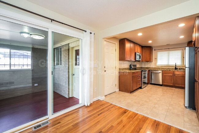 Photo - 3183 Vaughn St