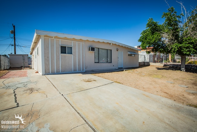 Building Photo - Charming & Spacious 3Bdm 2Ba Home with Private Yard in Las Vegas.
