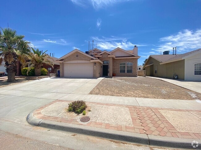 Building Photo - East El Paso 3 bed Refrig A/C with Loft
