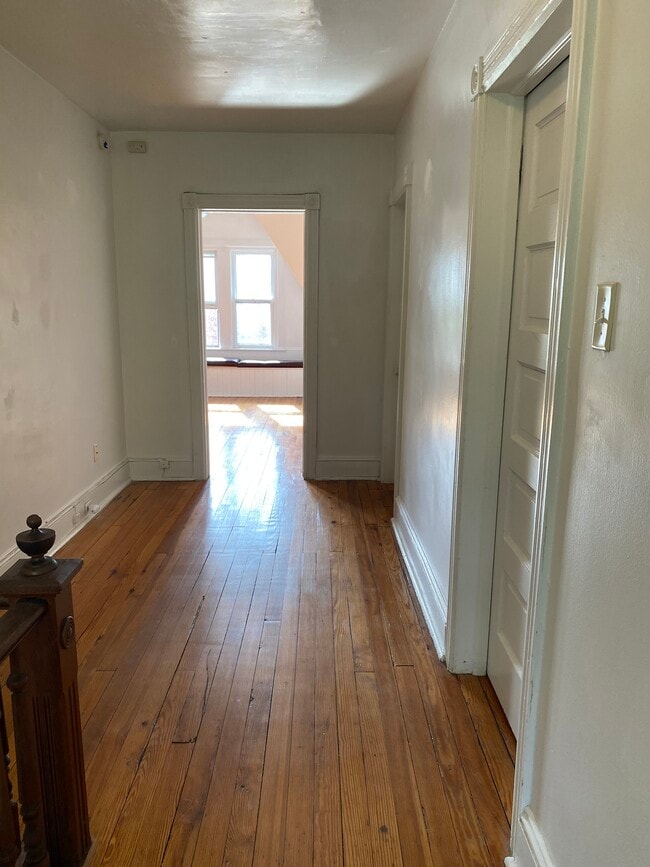 Building Photo - 19 W Stewart Ave Unit ThirdFloor