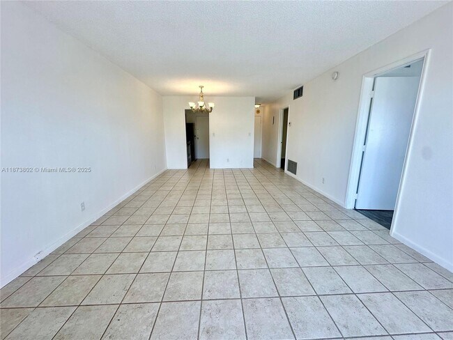 Photo - 900 NE 18th Ave Unidad 207