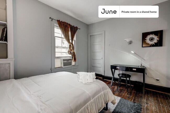 Room in Shared 7 bed/3.5 bath home in Woodley Park