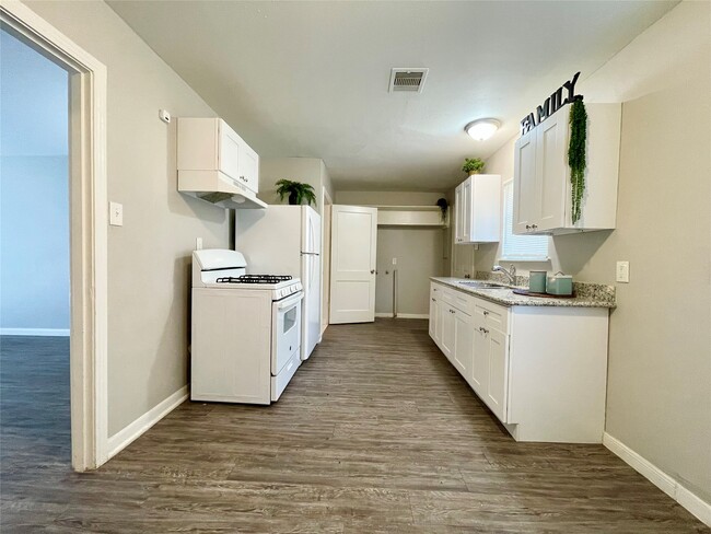 Photo - 5743 Beldart St