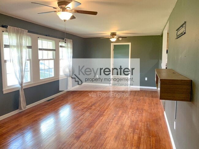 Photo - 827 Woodmore Ln