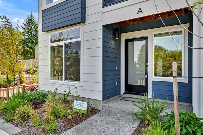 Building Photo - 4 Bed 3 Bath Townhouse for Rent!