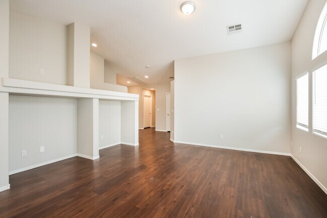 Photo - 438 River Glider Ave