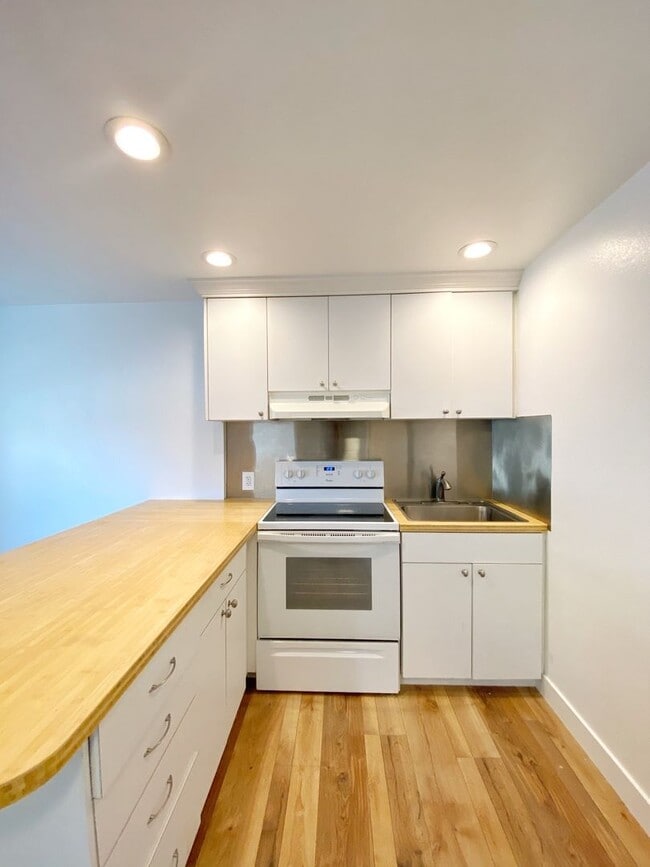 Building Photo - 215 W Pueblo St Unit 215 B