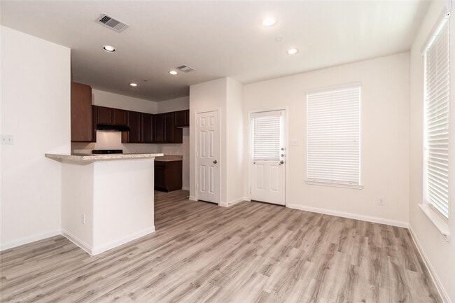 Photo - 3914 Calgary Cir