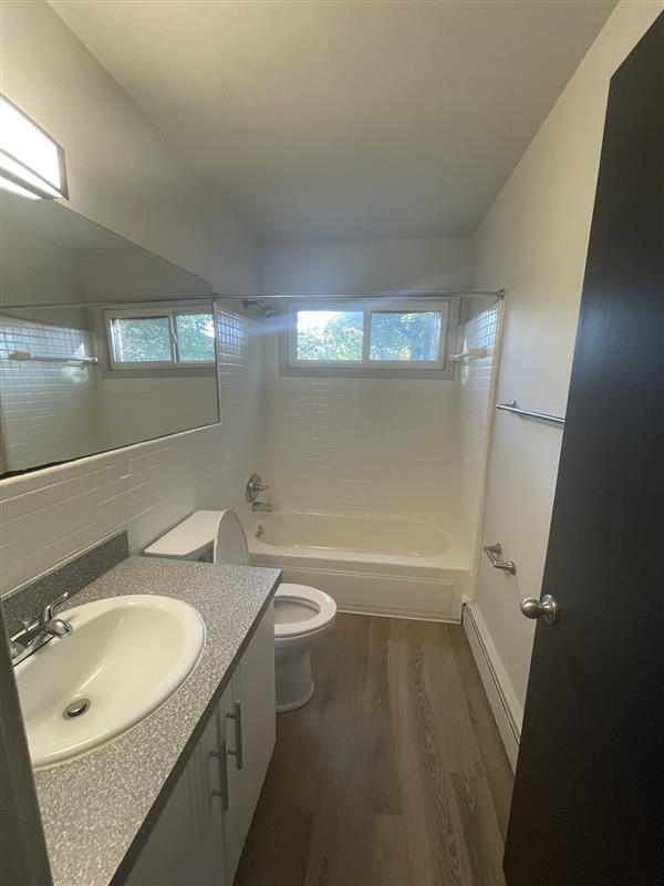2BR, 1BA - 900 SF