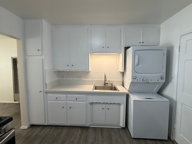 Kitchen - 140 Virginia St Unit C