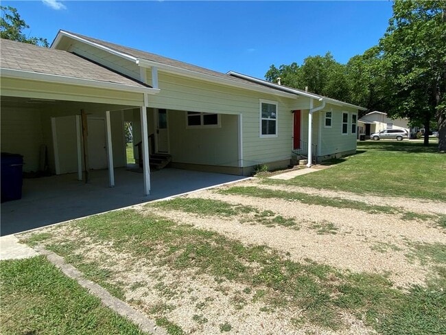 Photo - 102 E Live Oak St House