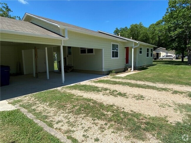 Building Photo - 102 E Live Oak St Rental