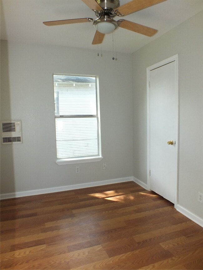 Photo - 1706 Wipprecht St