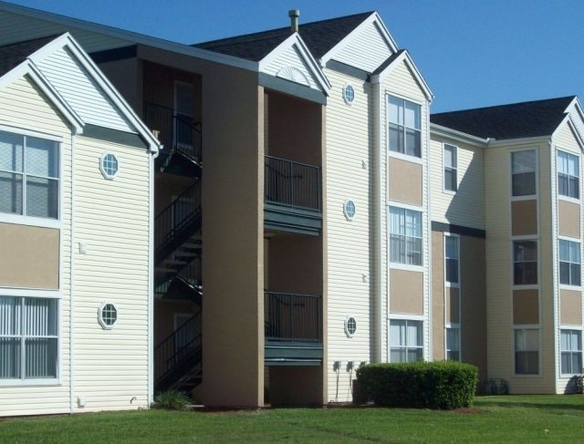 Ravenna Apartment Homes - Academy at Waterford Lakes