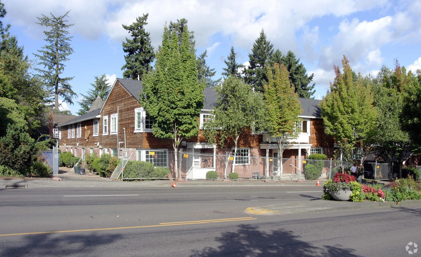Lakewood Court Apartments - Lakewood Court Apartments