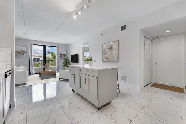 Building Photo - 250 W Hidden Valley Blvd Unit 2