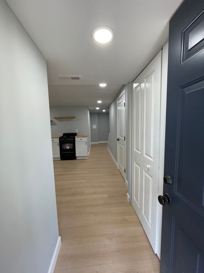 Building Photo - Private Bedroom in Congress Heights!