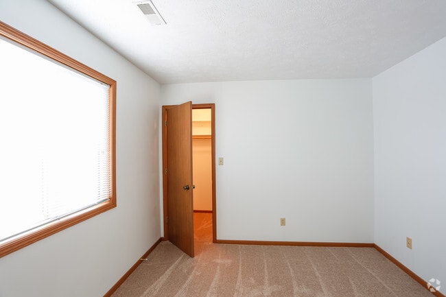 2BR, 1BA - 950 SF