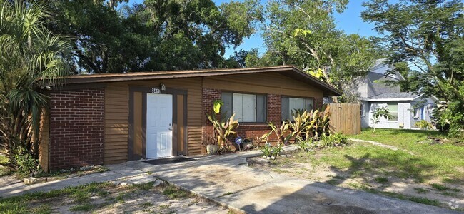 Building Photo - 4/2  Recently Renovated Rental