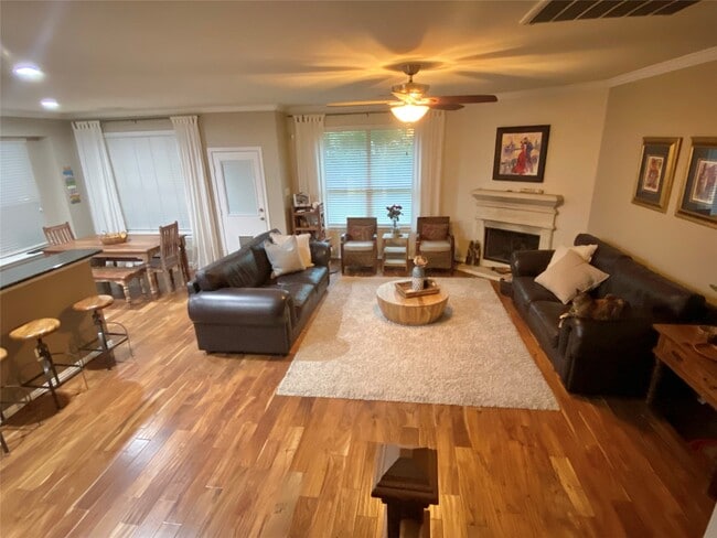 Photo - 110 N Hawkhurst Cir