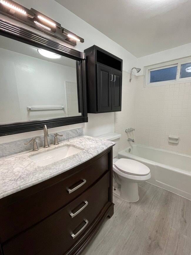 Bath_1 - 1106 Opal St Unit B