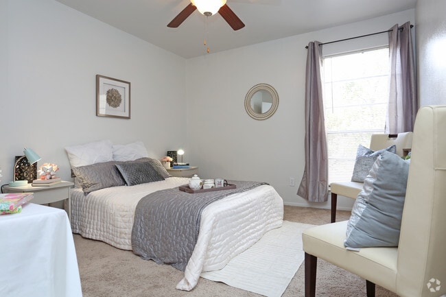 1 Br, Bedroom - Huntington Apartments