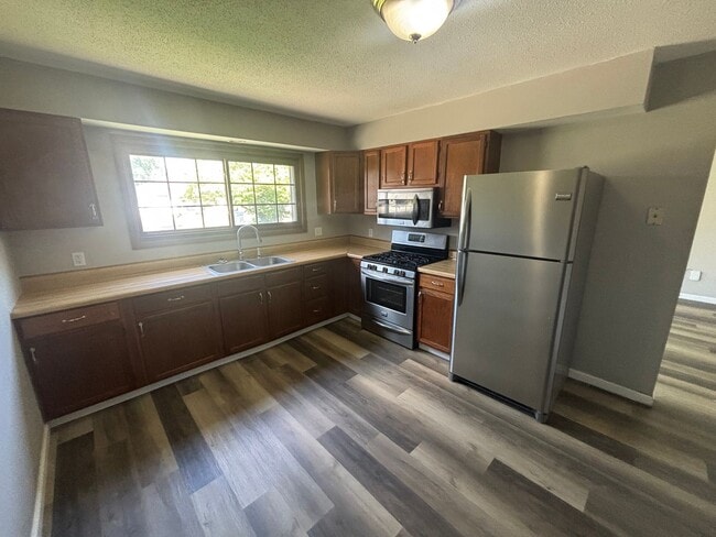 Photo - 449 Shellview St