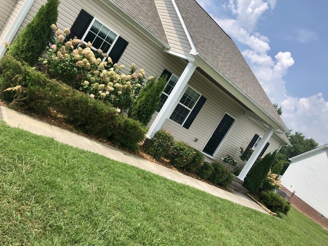 Building Photo - " 3-Bed  2 bath Oasis with Granite Elegance & Gleaming Hardwood in Cookeville!"