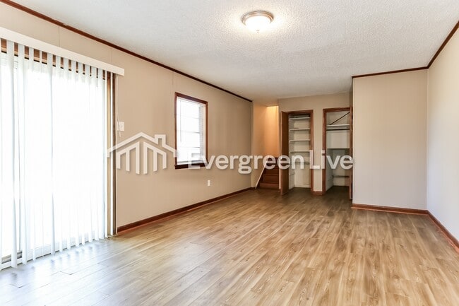 Photo - 805 W 58th St