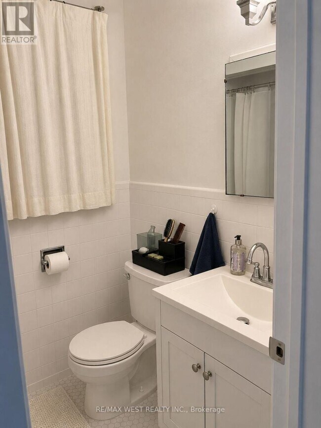 Photo - 45 Clovelly Ave Unit 2