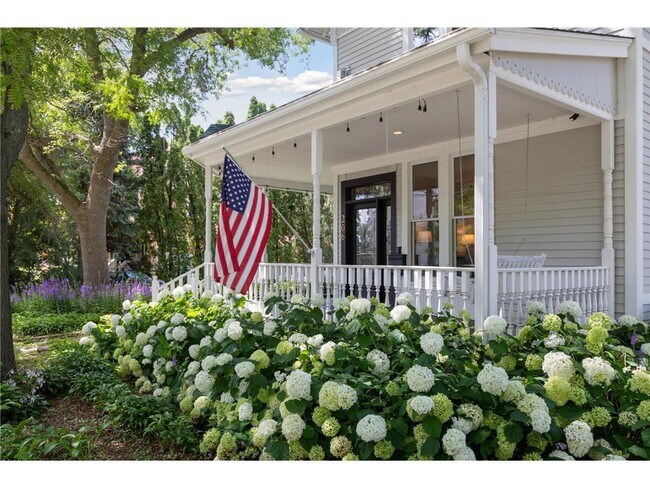 Photo - 206 5th St S