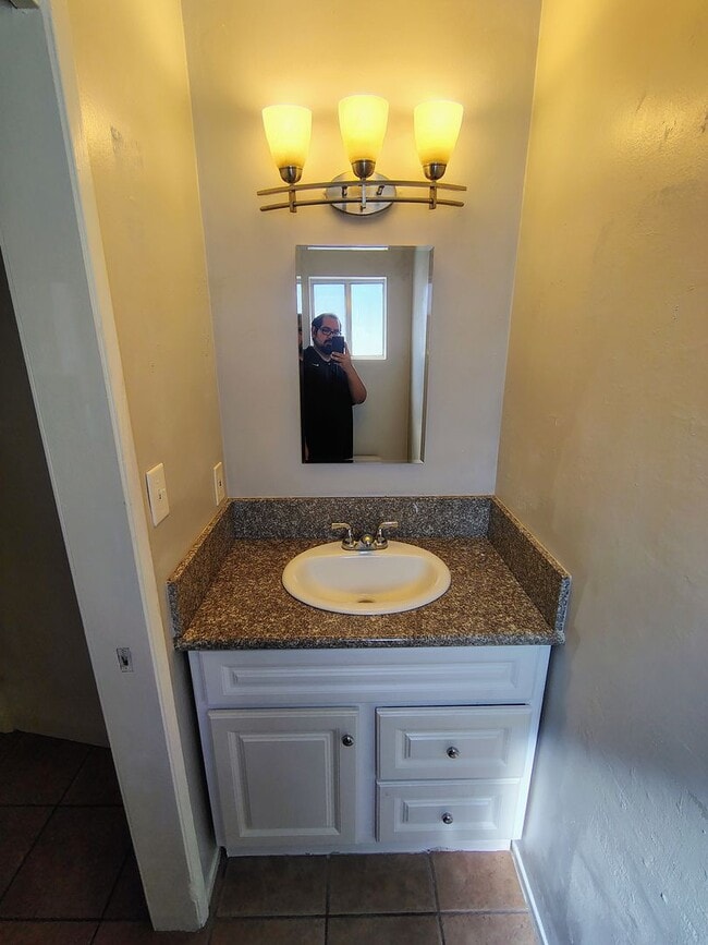 Photo - Spacious 3 bedroom 2 bathroom townhouse in Central Bakersfield!