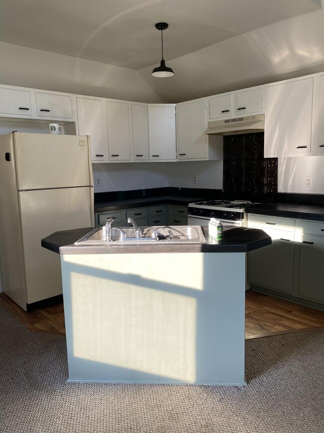 Photo - 215 E Oak St