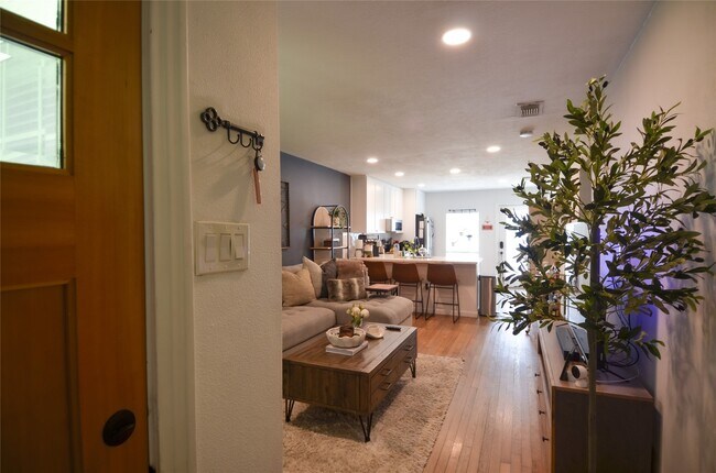 Photo - 219 W 30th St