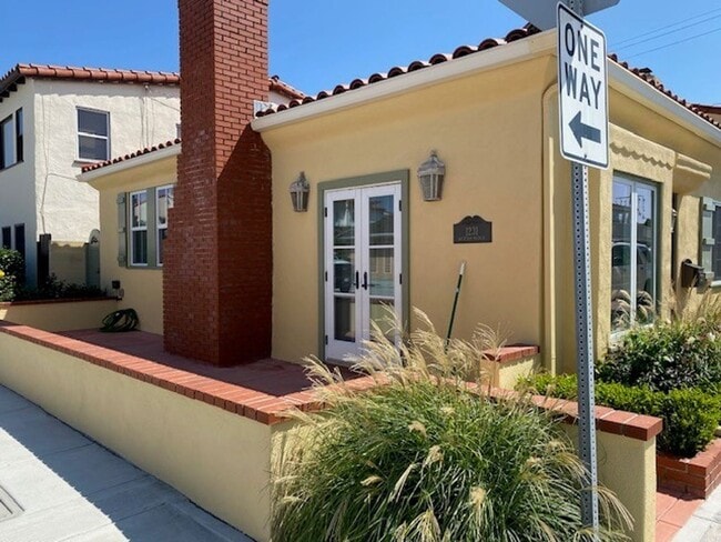 Building Photo - 1231-1231 W Bay Ave Unit FRONT Rental