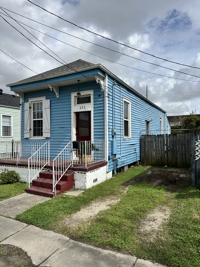 Building Photo - 423 Dakin St