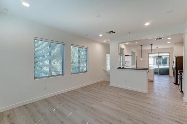 Photo - 5550 N 16th St