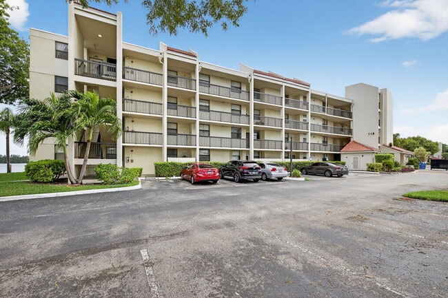 Building Photo - 118 Lake Emerald Dr Unit 102 Rental