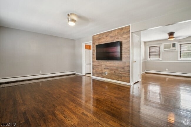 Building Photo - 862 Dewey St Rental