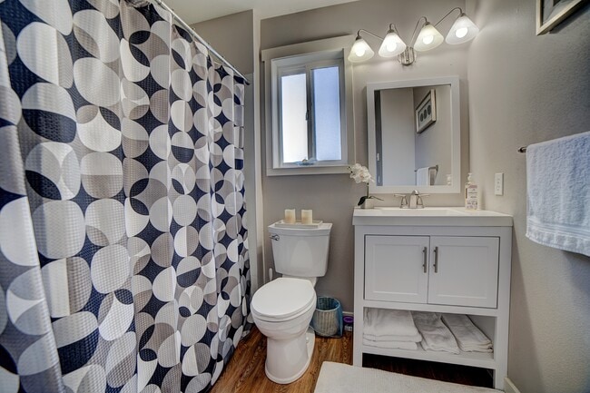 Photo - 10537 Midvale Ave N