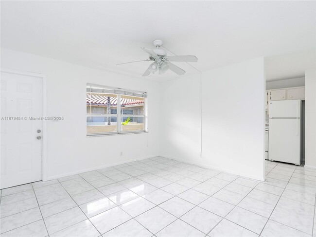 Photo - 2025 Miami Rd Unidad 15