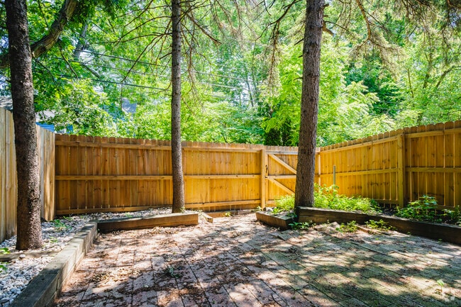 3BR, 2BA - 1,337SF - Manhattan - Patio