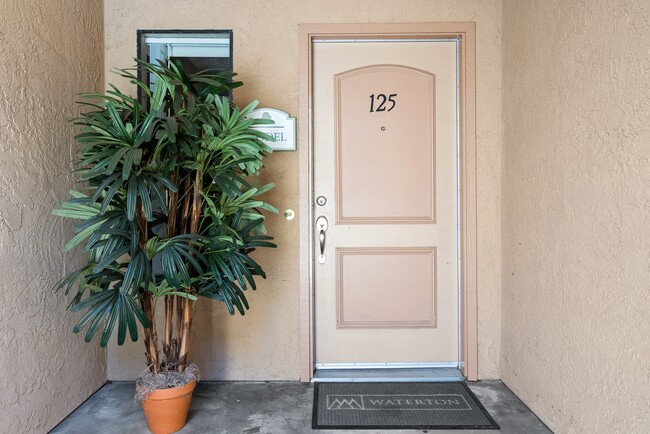 Entrada al hogar en River Oaks en Oceanside, CA - River Oaks Apartamentos